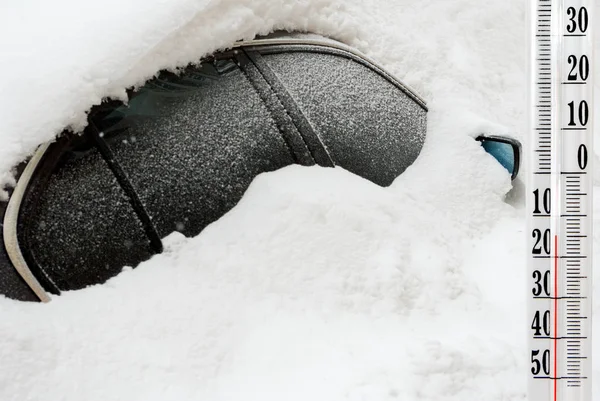 Afbeelding van de thermometer op sneeuw bedekte auto achtergrond — Stockfoto