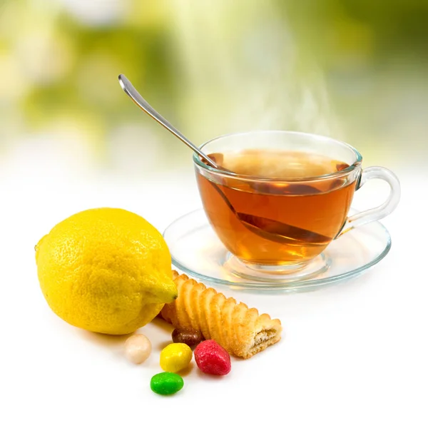 Immagine di tazza con tè, dolci e limone — Foto Stock