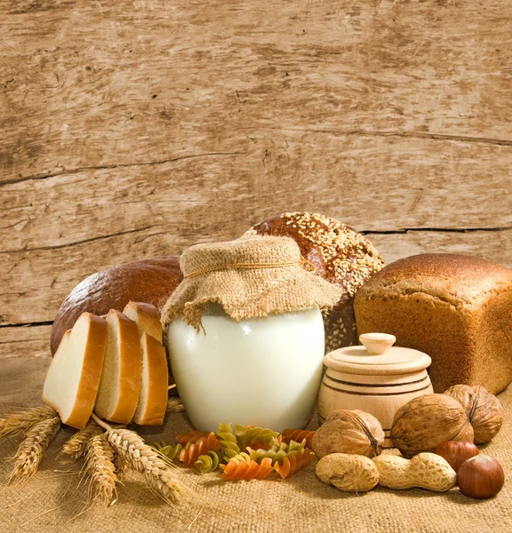 Imagen de pan, nueces y yogur para el desayuno —  Fotos de Stock