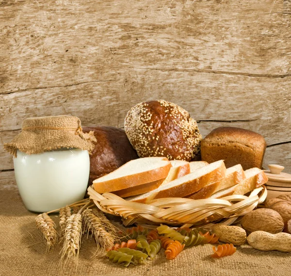 Imagen de pan, nueces y yogur para el desayuno —  Fotos de Stock