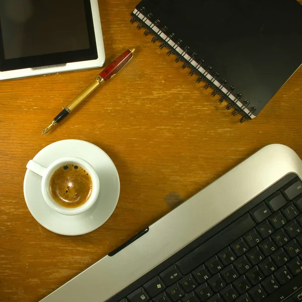 Café, papeterie, clavier et tablette sur la table gros plan — Photo