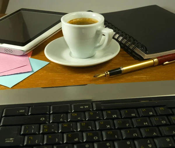 Tasse de café, papeterie, clavier et tablette sur la table gros plan — Photo