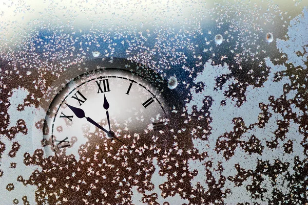 Reloj sobre fondo de invierno primer plano — Foto de Stock