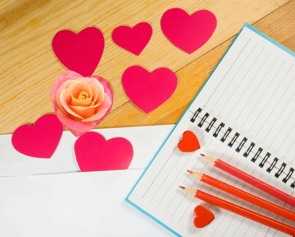 Poznámkový blok, tužky, stylizované srdce — Stock fotografie