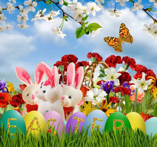 Kwiaty, zabawki zające i Wielkanoc jaja zbliżenie — Zdjęcie stockowe