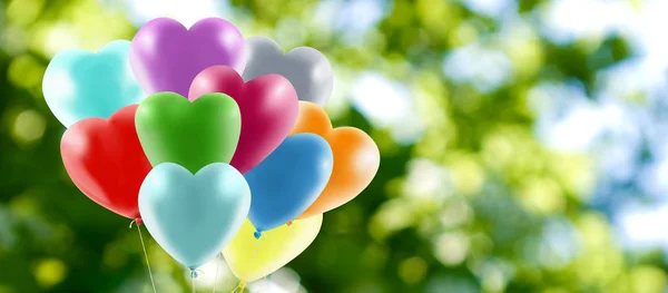Balões multicoloridos festivos em um fundo verde close-up — Fotografia de Stock