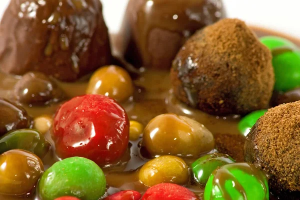Красочные конфеты в шоколаде крупным планом — стоковое фото