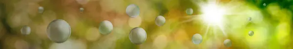 Boules stylisées vertes sur un beau bac naturel abstrait flou — Photo
