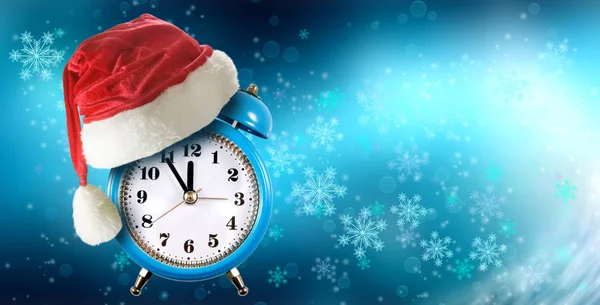 Relógio Alarme Com Chapéu Natal Vermelho Natal Nevado Fundo Azul — Fotografia de Stock