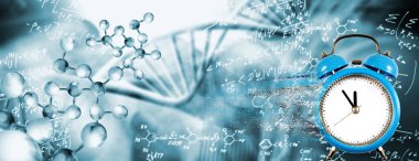 Biyoteknoloji arka planında DNA zinciri ve bir tarafta parçacıkların çürüdüğü bir saat.