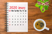 kalendář obrázek pro leden 2020.Káva, květiny a barevné kousky papíru na deskách