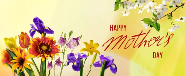 Moeders dag wenskaart met bloemen — Stockfoto