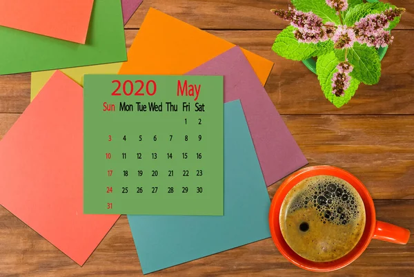 カレンダー2020年5月の画像板上のコーヒー 多色の紙 — ストック写真