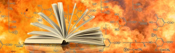 Image Livre Ouvert Sur Fond Des Formules Chimiques Des Flammes — Photo