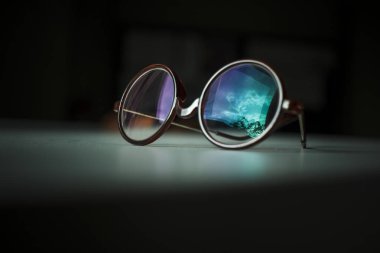 Gözlüklerdeki yansıma gündoğumu cam gökyüzü çerçevesi