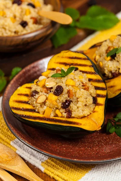Pompoen Acorn gevuld met Quinoa — Stockfoto