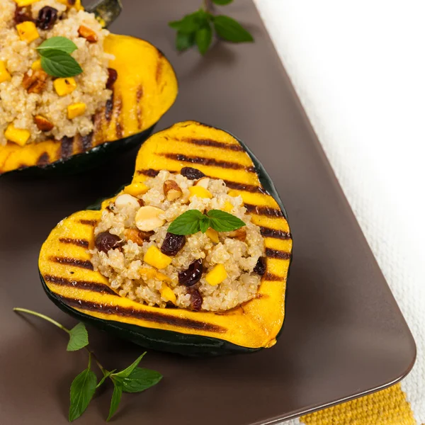 Pompoen Acorn gevuld met Quinoa — Stockfoto