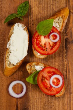 Domates, fesleğen ve krem peynirli sandviç