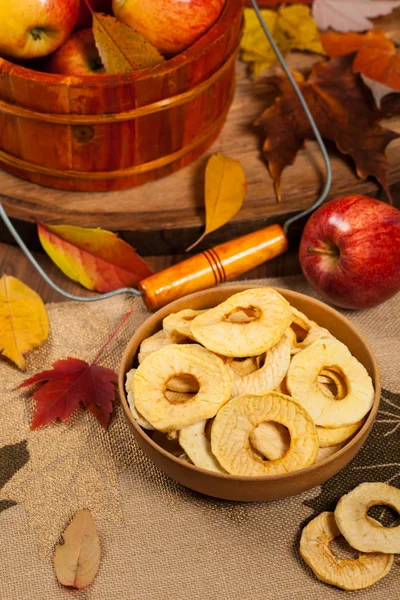 Домашнє сушені яблука — стокове фото