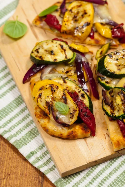 Gemüse-Fladen-Pizza — Stockfoto