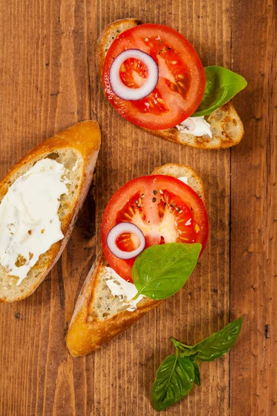 Rajčaty, bazalkou a smetanový sýr sendvič — Stock fotografie