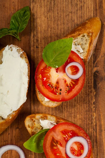 Sandwich mit Tomaten, Basilikum und Frischkäse — Stockfoto