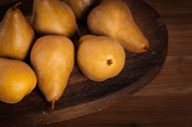 Ahşap bir masada armutlar