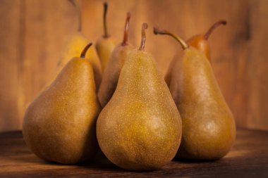 Ahşap bir masada armutlar