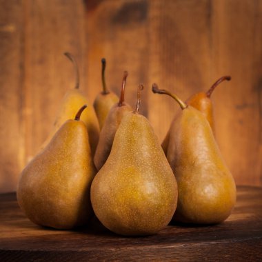 Ahşap bir masada armutlar