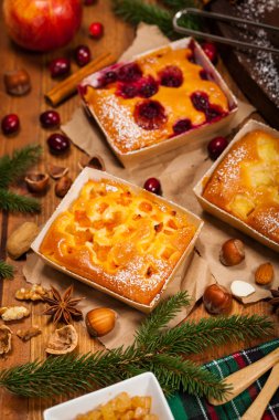 Noel tatili meyve kayısı, elma ve kızılcık kek