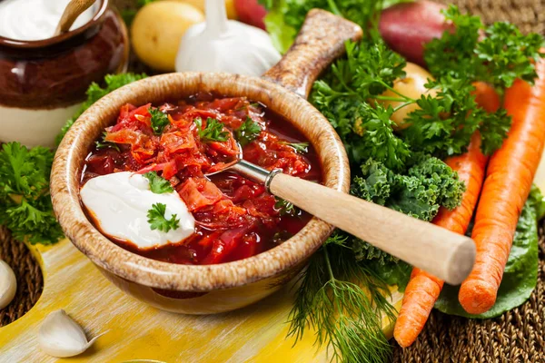 Huisgemaakte rode bieten soep — Stockfoto