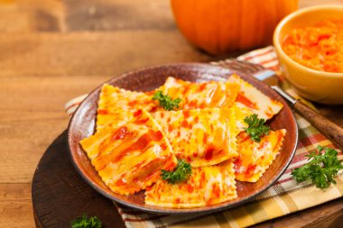 Kavrulmuş kabak mantı