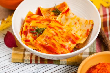 Kavrulmuş kabak mantı