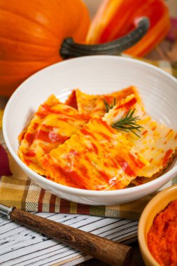 Kavrulmuş kabak mantı