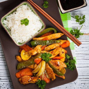 Tavuk ve sebze Asya kizartma