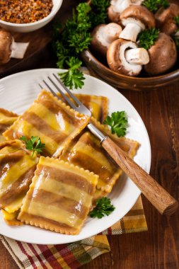 Mantarlı peynirli Ravioli