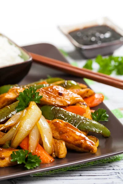 Huhn und Gemüse asiatische Rührbraten — Stockfoto