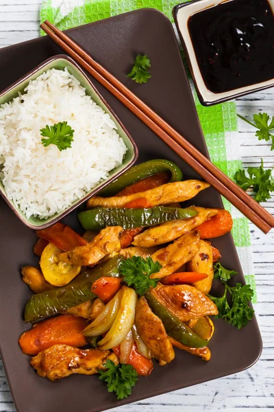 Huhn und Gemüse asiatische Rührbraten — Stockfoto