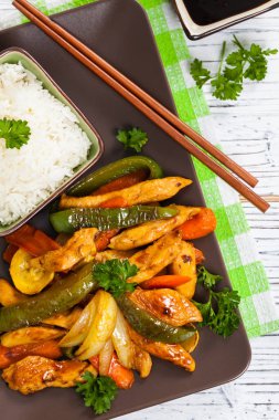 Tavuk ve sebze Asya kizartma