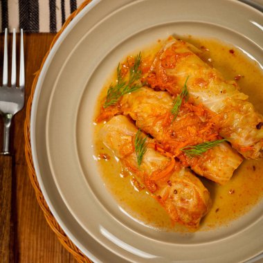 domates soslu lahana dolması