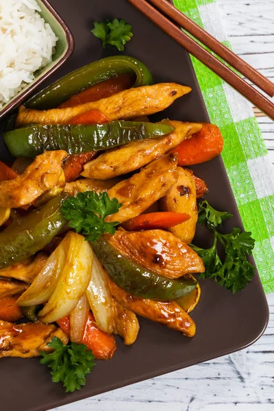 Kyckling och vegetabiliska Asiatisk stek — Stockfoto