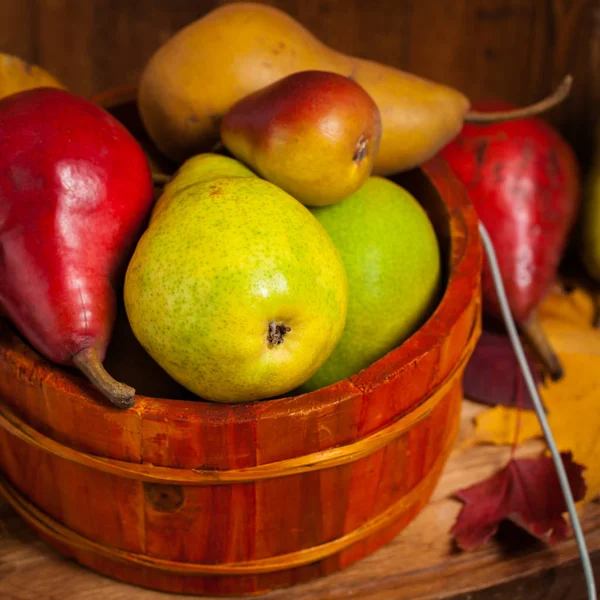 Birnen auf einem Holztisch — Stockfoto