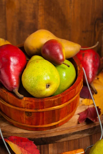 Birnen auf einem Holztisch — Stockfoto