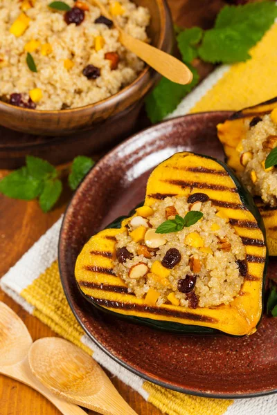 Kürbis Eichel gefüllt mit Quinoa — Stockfoto