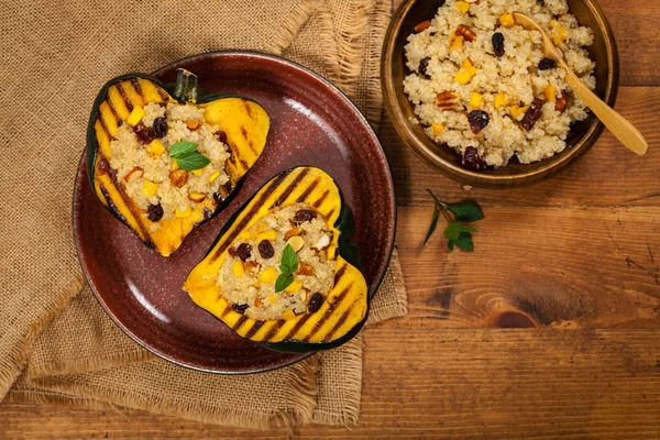 Zucca Acorn farcita con Quinoa — Foto Stock