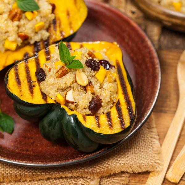 Kürbis Eichel gefüllt mit Quinoa — Stockfoto