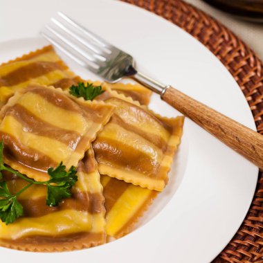 Mantarlı peynirli Ravioli