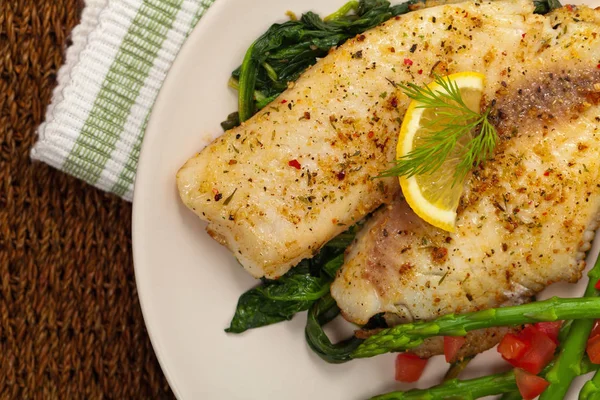 Pesce con spinaci saltati — Foto Stock