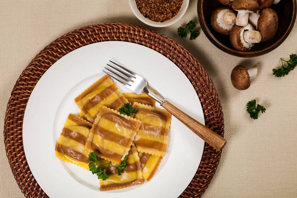 Ravioli au fromage aux champignons — Photo