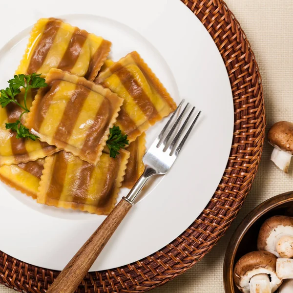 Mantarlı peynirli Ravioli — Stok fotoğraf